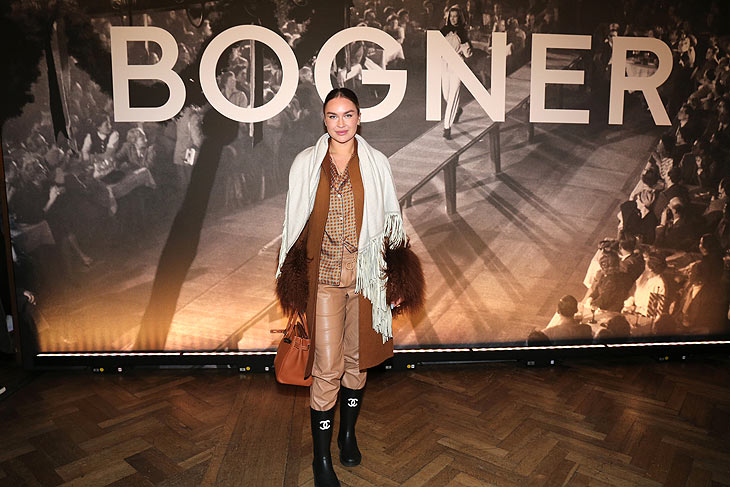 Nina Suess  bei der Fashion Show „BOGNER CELEBRATES MARIA 23“ der Herbst/Winter Kollektion 2023/2024 als Tribute für Maria Bogner’s erste Kollektion und Modenschau 1948im Hofbräuhaus am 19.01.2023 (Photo by Gisela Schober/Getty Images/PR für Bogner)